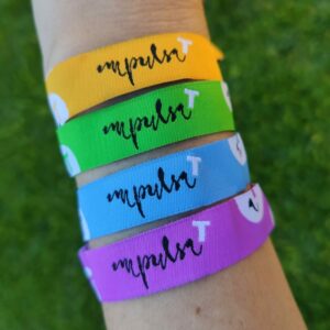 pulsera amarilla, verde, azul y morada