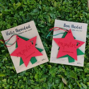 Decoraciones en forma de árbol verde y estrella roja