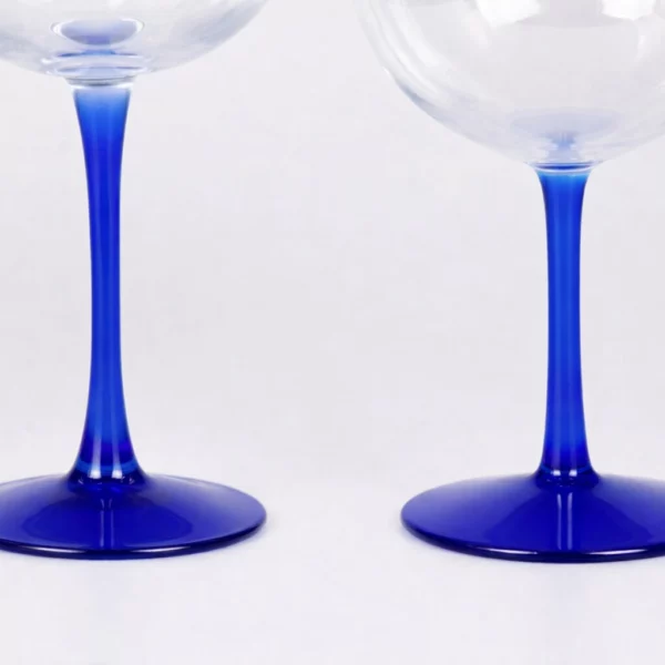 Copas balón de Tritan con el pie pintado en azul