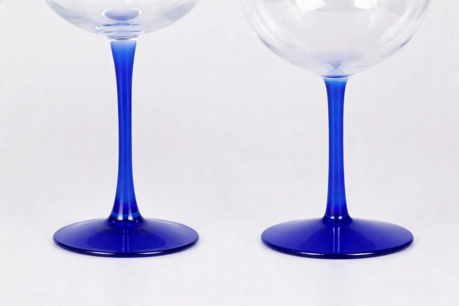 Copas balón de Tritan con el pie pintado en azul