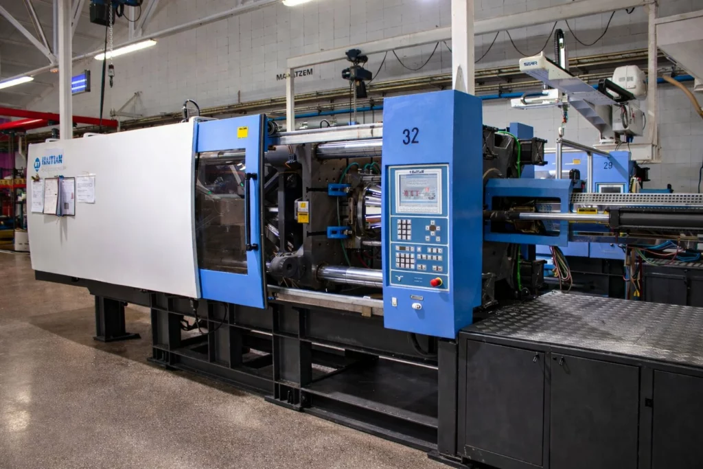 Máquina de inyección 32 en la planta de Plàstics Espelt