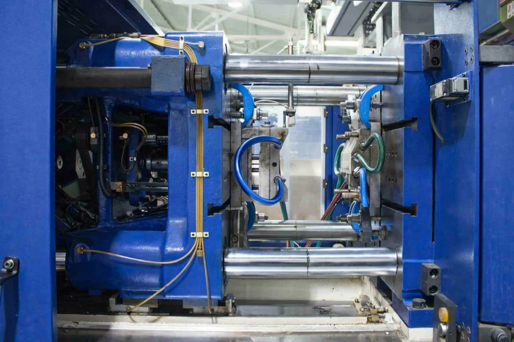 Máquina de inyección 35 en la planta de Plàstics Espelt